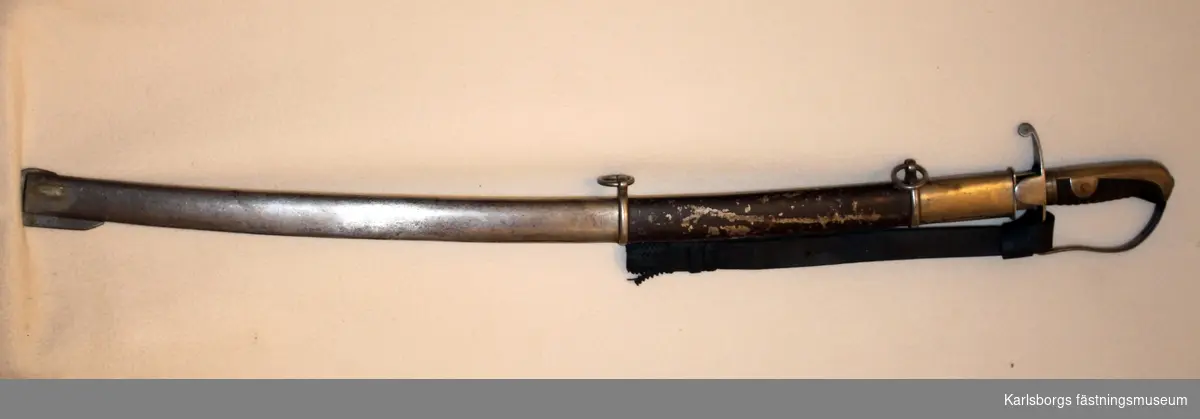 Sabel m/1831 artilleri med balja. Fäste av järn med läderklädd kavel. Balja av järn med två koppelringar.
Märkt VAR. 4 R no 9