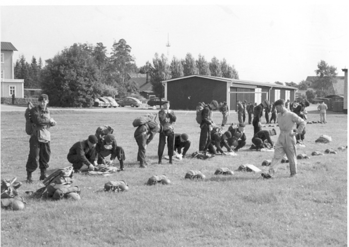 Fallskärmsjägarskolan Karlsborg 1959. Förberedelser inför fallskärmshoppning.