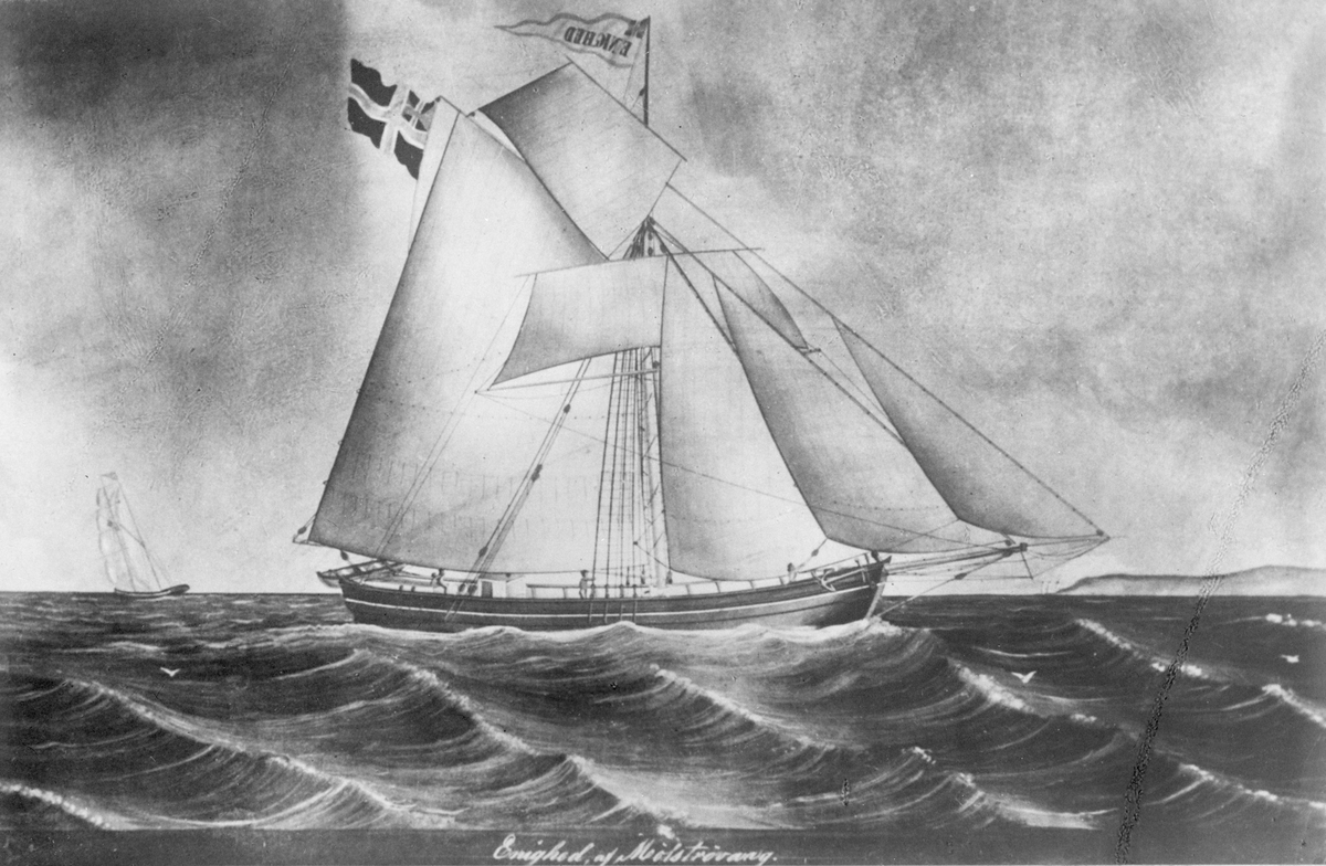 Avfotografert maleri av jakten "Enigheden" for fulle seil i delvis åpent farvann. En mindre seilskute og land i bakgrunnen.