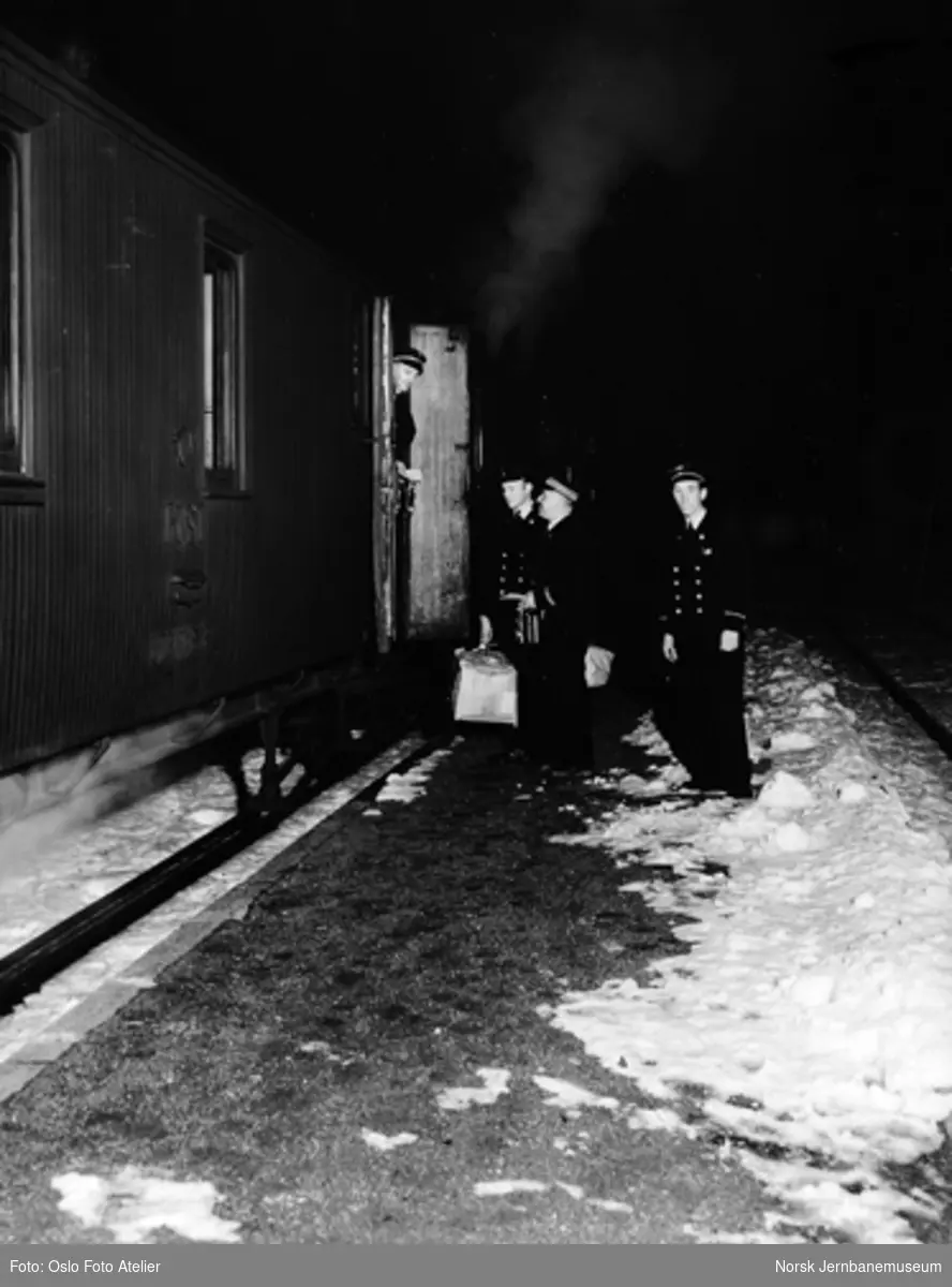 Fotoserie fra Ler stasjon - stasjonsmesteren ekspederer siste tog