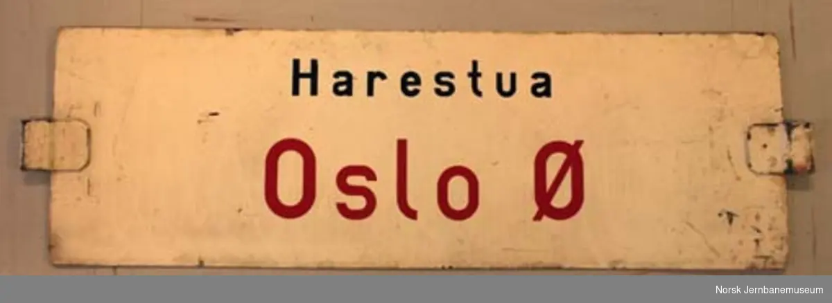 Destinasjonsskilt fra persontog, tosidig : "Oslo Ø - Harestua" og på motsatt side "Harestua - Oslo Ø"