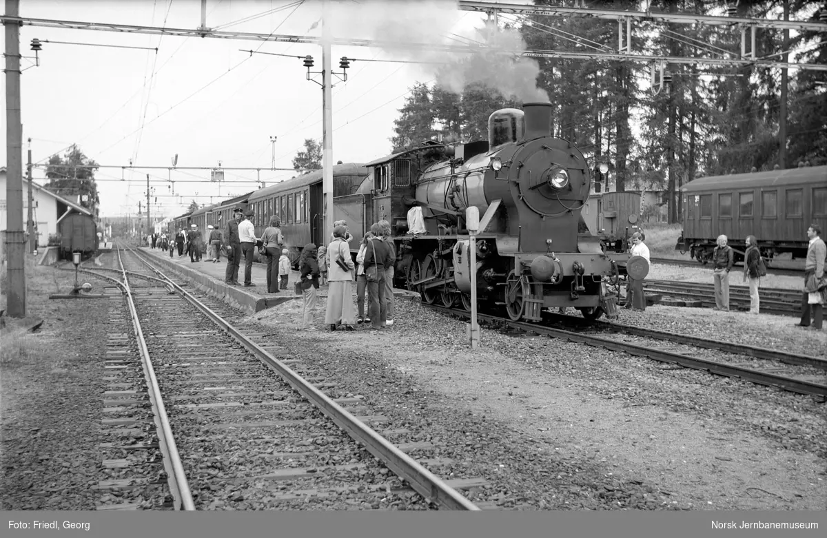 Vikersund stasjon med veterantog til Krøderen