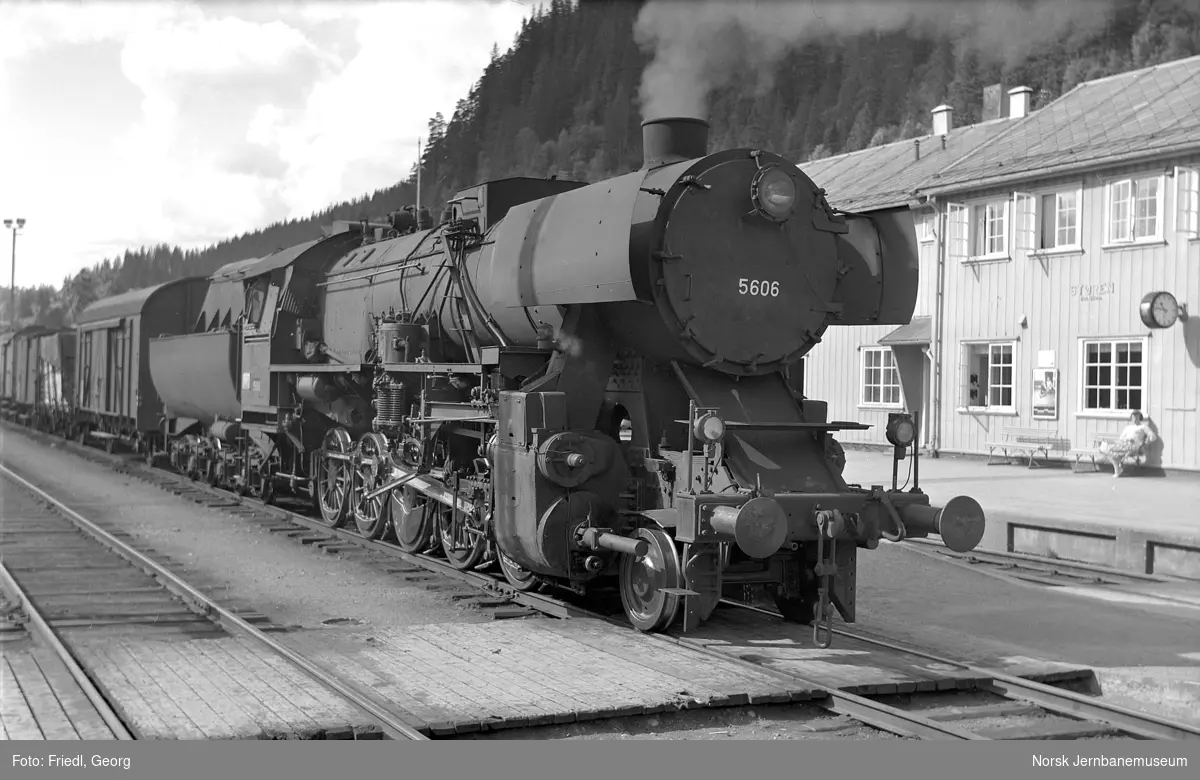 Damplokomotiv type 63a nr. 5606 med godstog på Støren stasjon