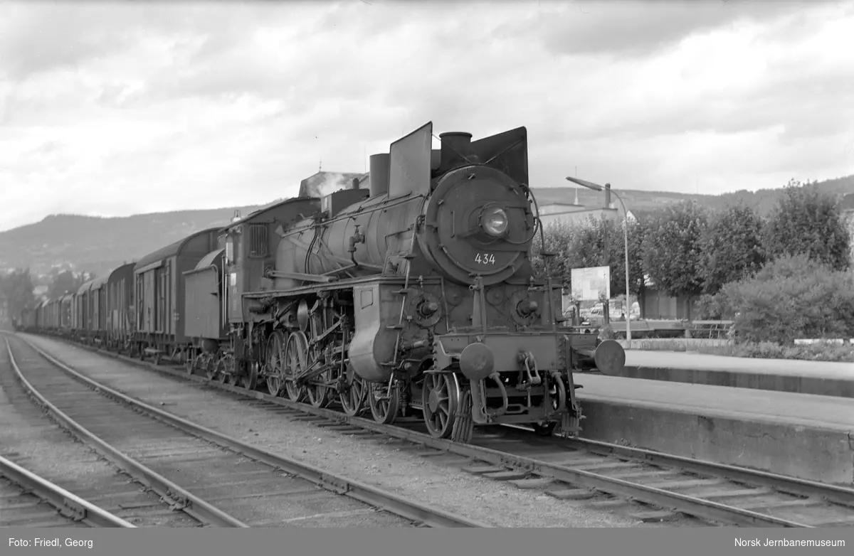 Damplokomotiv type 26c nr. 434 med godstog fra Otta på Lillehammer stasjon