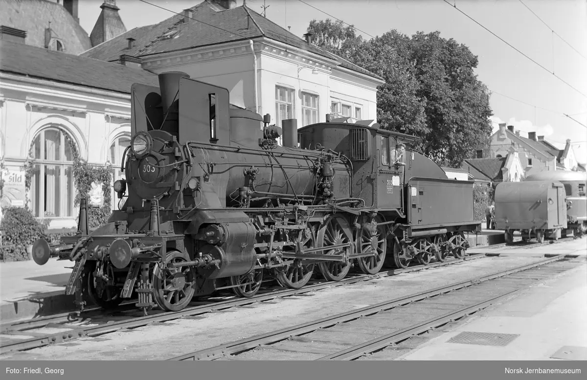 Damplokomotiv type 27a nr. 303 på Hamar stasjon, etter å ha ankommet med persontog fra Rena
