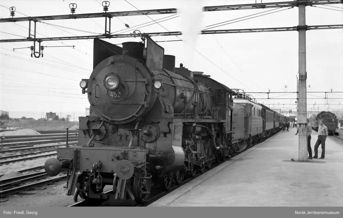 Damplokomotiv type 31b nr. 452 på Hamar stasjon med tog 308 fra Otta, koblet foran elektrisk lokomotiv pga strømbrudd