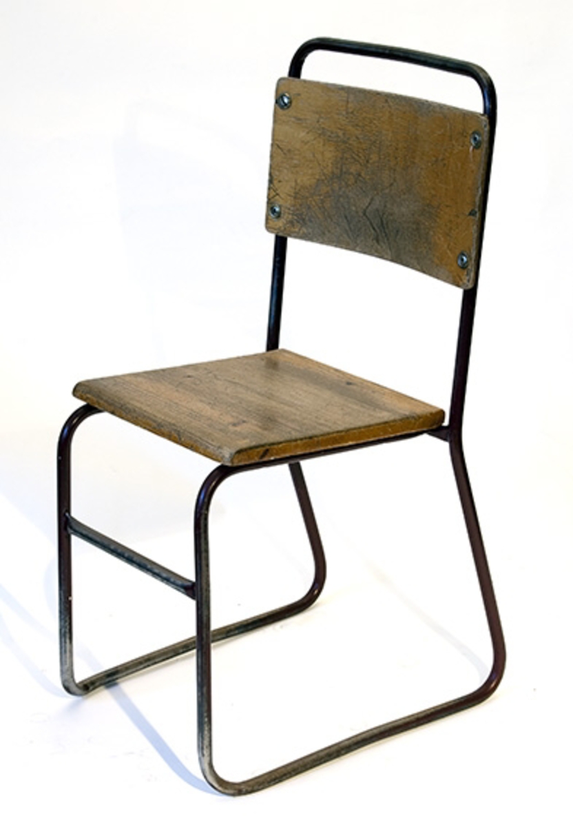 Elevpult fra Son skole. Pult for en elev, Pult og stol med fotbrett montert på to dragere.Antatt 1960-70.