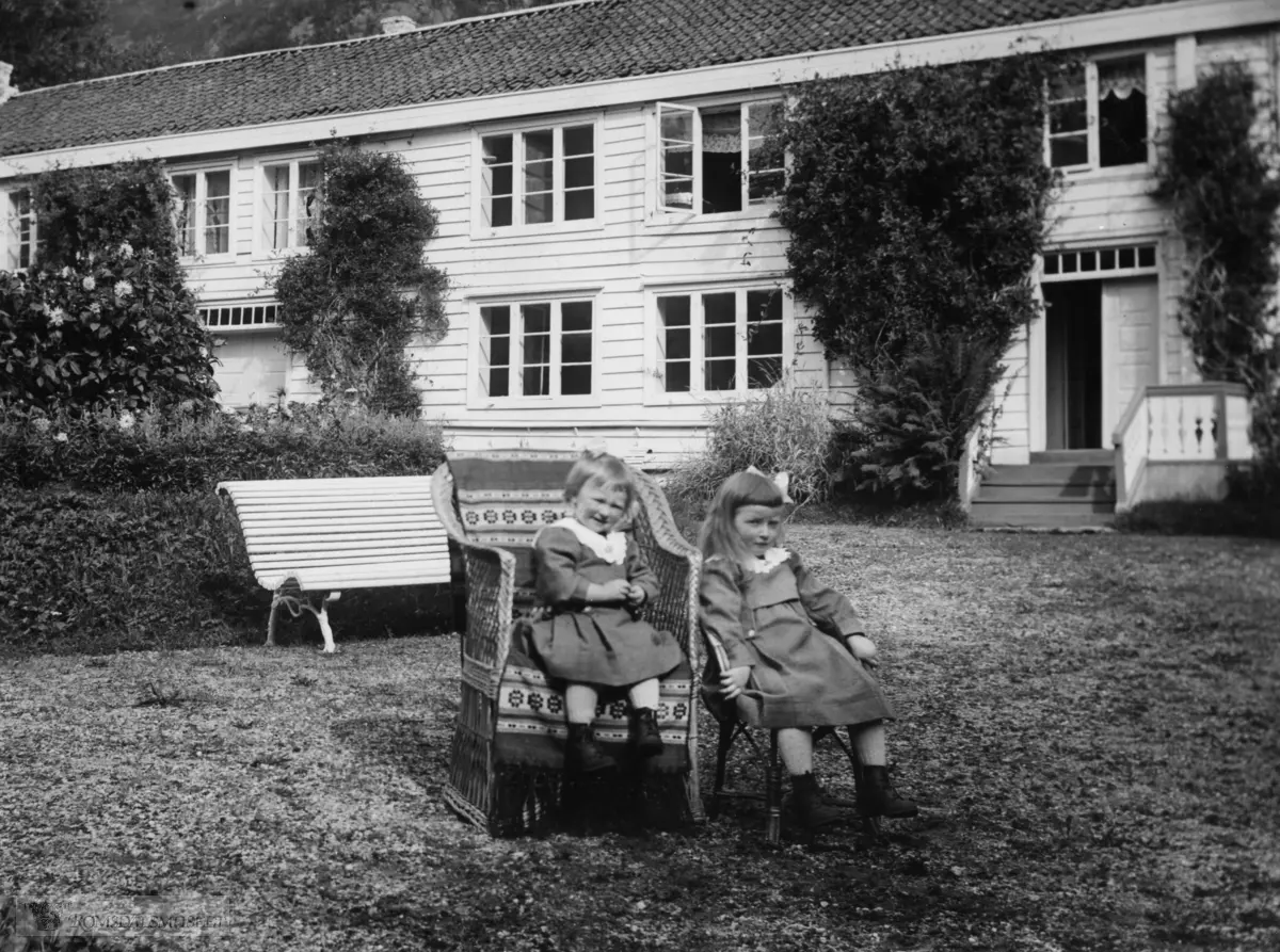 Døtre av daverende bestyrer (senere eier) av Aak, Harald Gimnes f.1869 d.1962 og hustru Bertha f.1885 d.1979