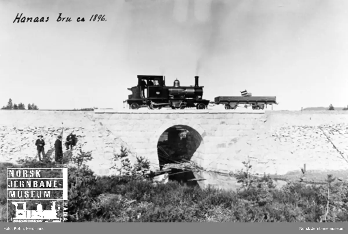 Damplokomotiv nr. 3 med en grusvogn med benk på Hanås bru, trolig ved en befaring