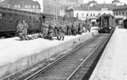 Tyske militære på plattformen på Vestbanestasjonen i april 1