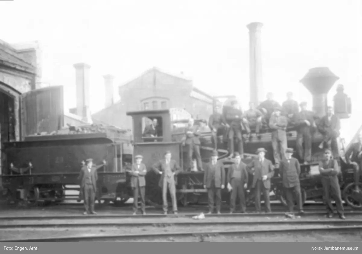 Damplokomotiv type 9a nr. 29 med mange jernbanefolk på maskinen utenfor lokomotivstallen på Brattøra