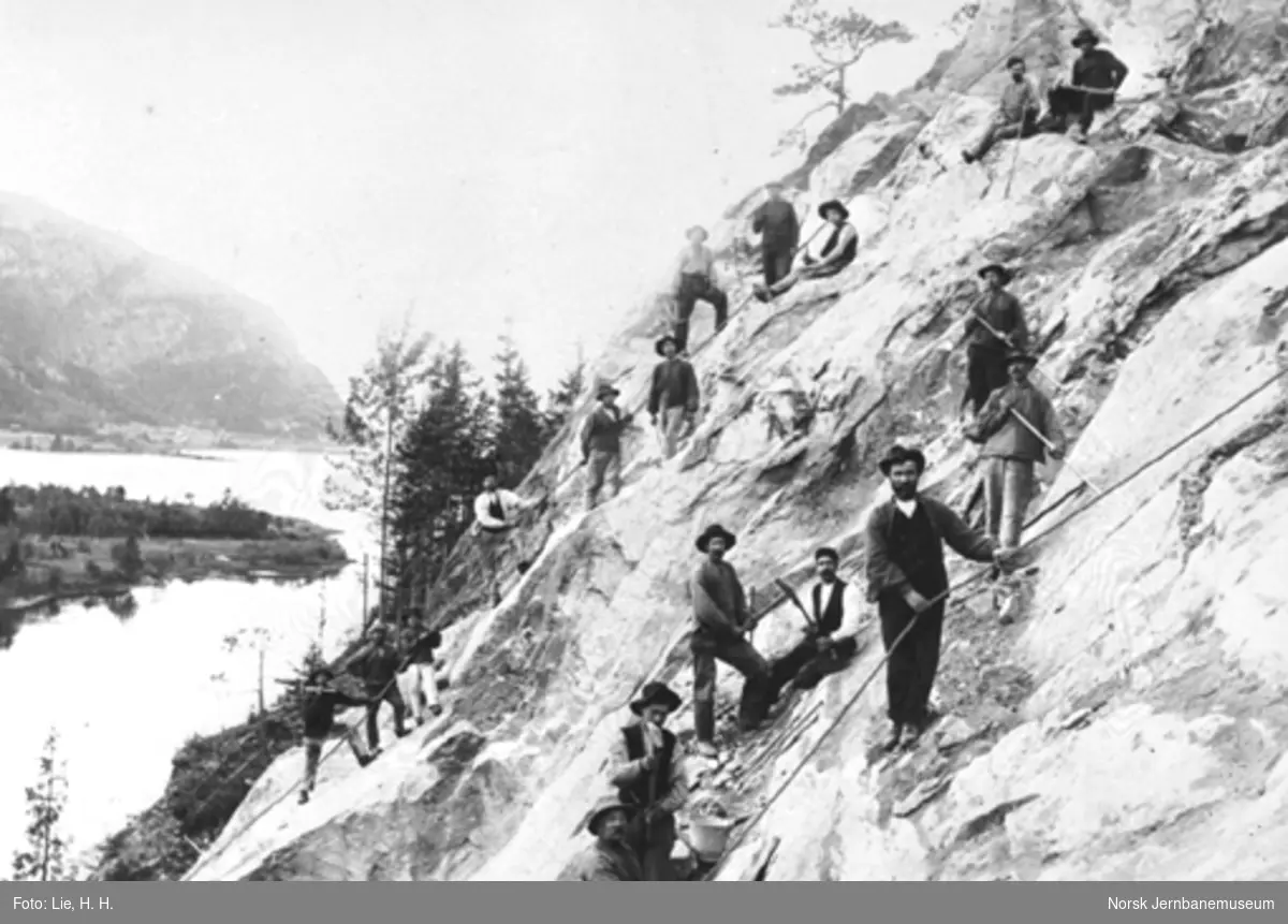 O. Bjervas arbeidslag i en bratt fjellskråning ved Krøderen