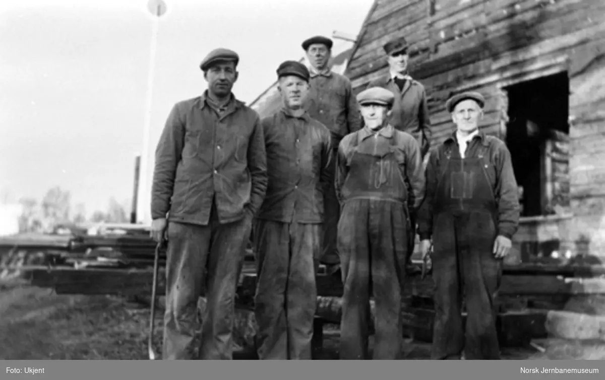 Jernbanemuseet på Disen : Gruppebilde av arbeidsfolkene som rev Kløfta og Bestun stasjoner