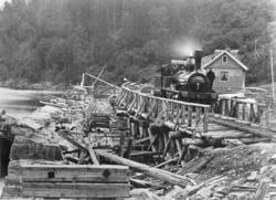 Damplokomotiv nr. 1 foran den gamle trebrua nord for Eidsvol