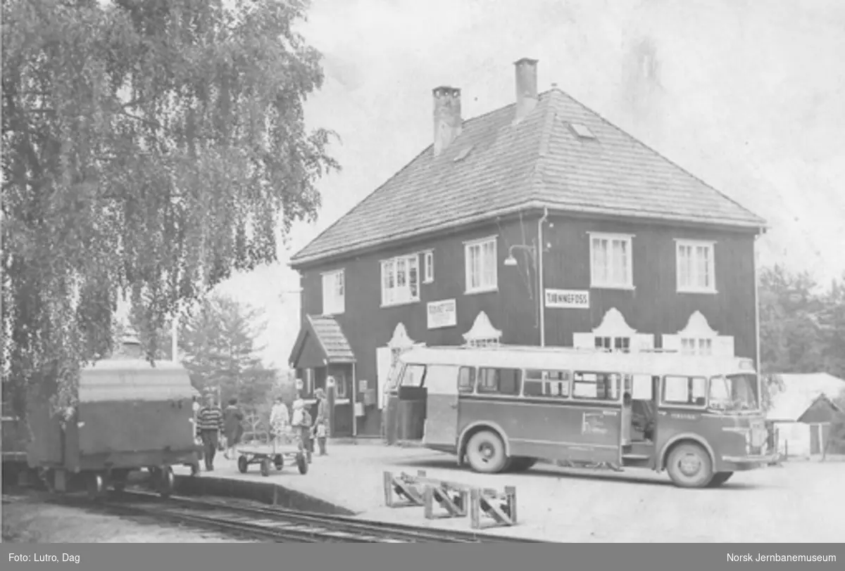 Tjønnefoss stasjon med bakre del av motorvogntoget og rutebussen til Fyresdal