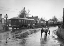 Persontog passerer planovergangen ved Skjeberg stasjon