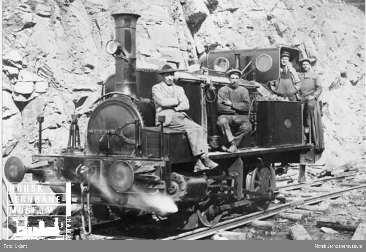 NHJ damplokomotiv litra D nr. 25 med anleggsarbeidere på Bærumsbanens anlegg
