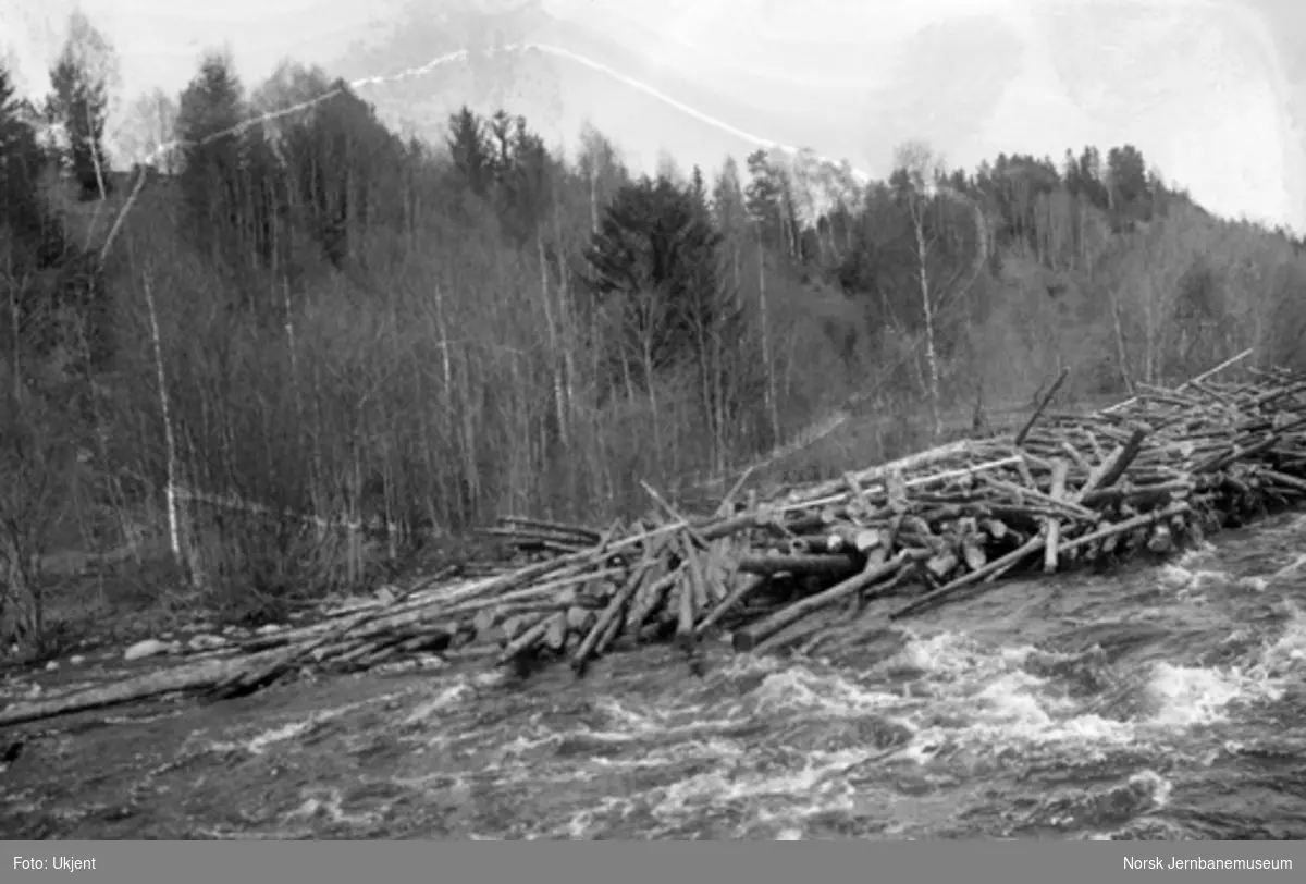 Tømmerklase i Brumund elv, ett og ett halvt døgn etter dambruddet og 2-3 kilometer ovenfor jernbanebrua
