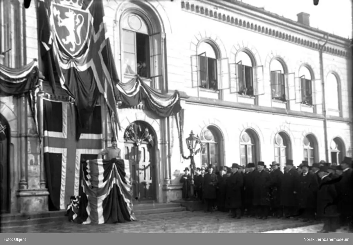 Kong Haakon åpner den bredsporede Drammenbanen; på vei til åpningen av strekningen Kongsberg-Hjuksebø