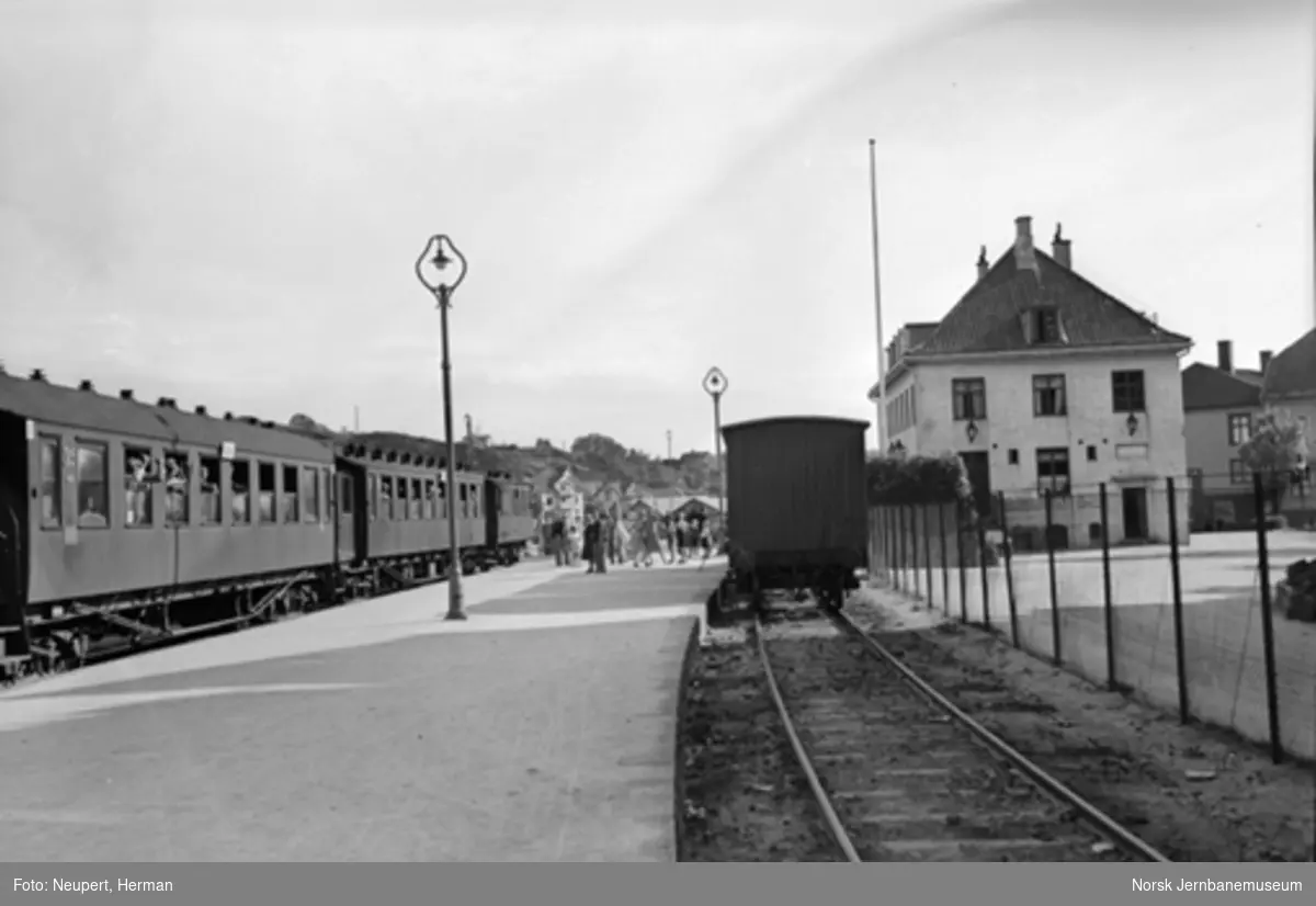 Persontog og reisende på Kragerø stasjon