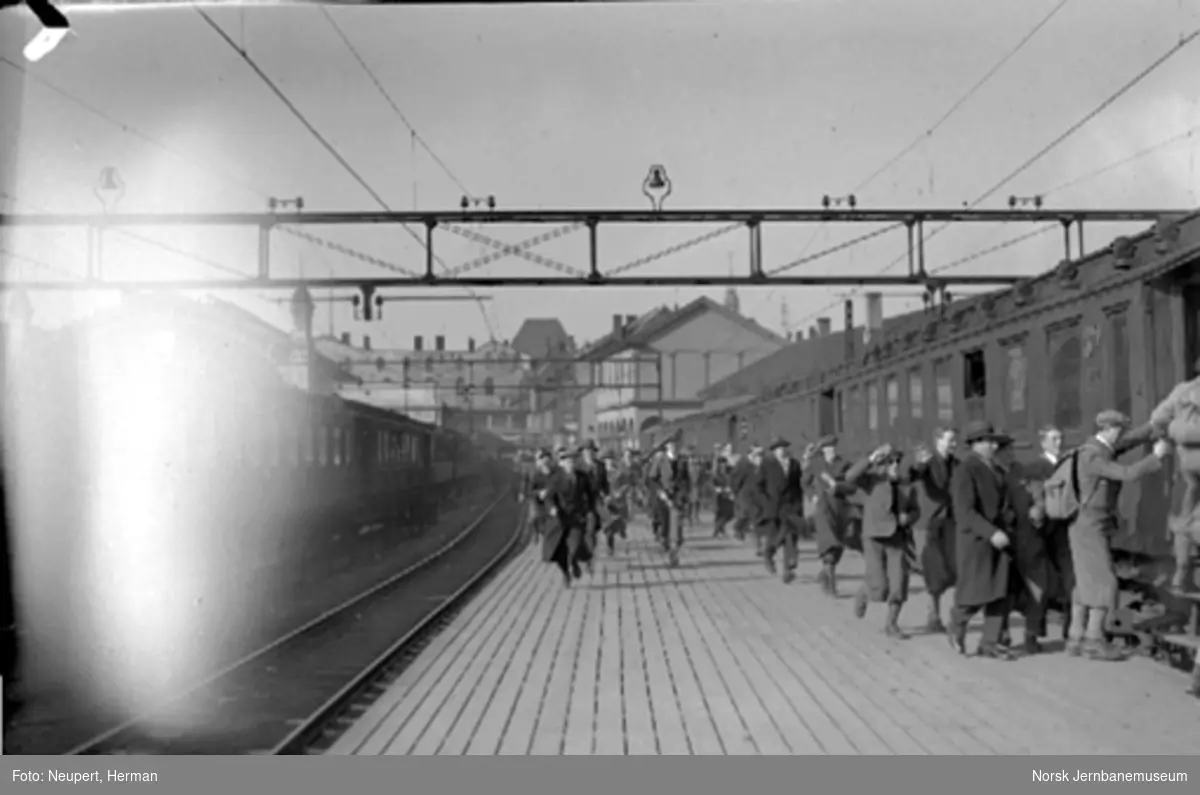 Påstigning på et persontog på Oslo Østbanestasjon