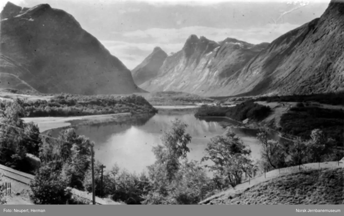Raumabanens trasé mellom Romsdalshorn og Åndalsnes