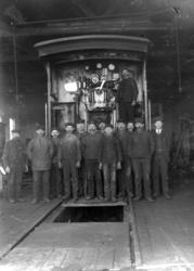 Damplokomotiv type 21a nr. 146(?) med verkstedpersonalet opp