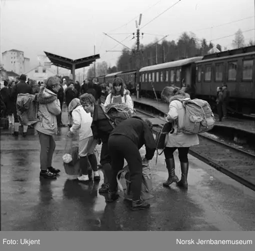 Reisende på Bø stasjon - Norsk Jernbanemuseum / DigitaltMuseum