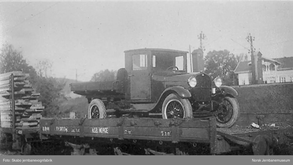 Lastebil til Stormoen, Rjukan, opplastet på jernbanevogn litra N nr. 1844