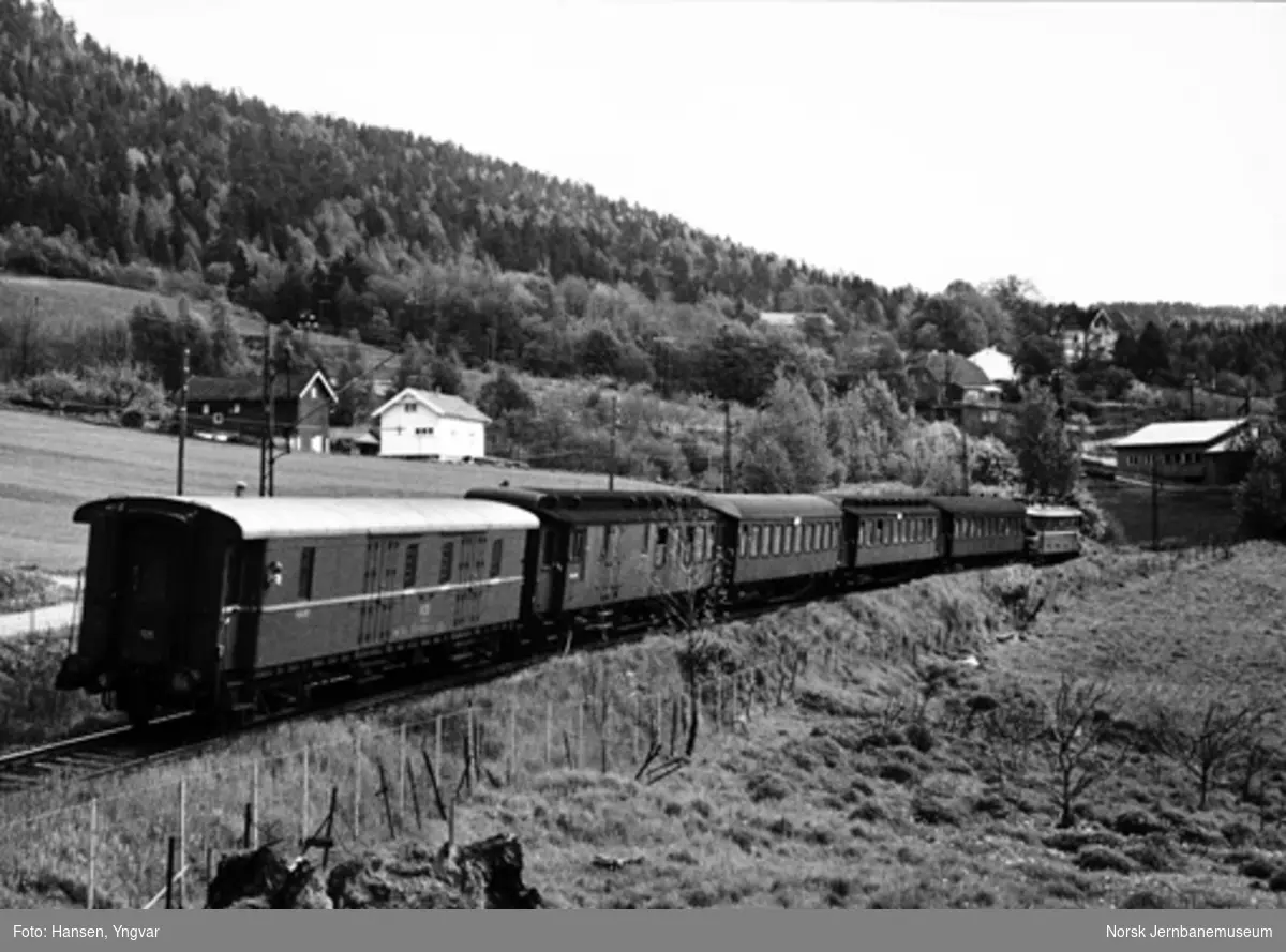Persontog fra Drammen til Oslo med elektrisk lokomotiv og personvogner