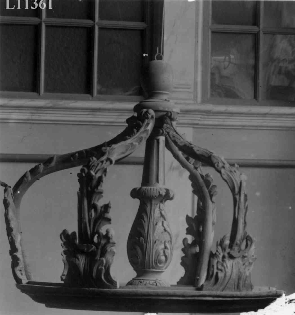 Skåret av bilthugger Torsten Hoff (d.1754) fra Christiania, som laget mye kirkeinventar på 
Østlandet, og dessuten skar mange modeller til ovnsplater. Hoff er en av de mest representative mestrene innenfor en egen utforming av rokokko og regence - den såkalte "båndakantus-stilen". Kirkekunsten spredte impulser videre til treskjærerne på bygdene.
