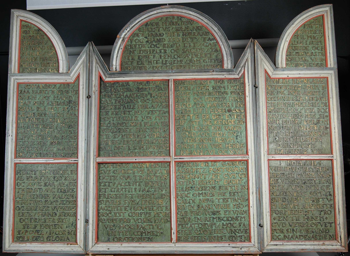 Katekismen er en kort fremstilling av den kristne lære. Luthers lille katekisme utkom i 1529. Den har siden vært grunnlaget for kristendomsundervisningen i alle lutherske kirker. Luther trykket i utgangspunktet katekismen på små tavler som ble hengt opp både i private hjem og i kirkene. Disse tavlene danner utgangspunkt for de tredelte katekismetavlene som det var mange av på 1500- og 1600-tallet. Dette kan også ha sammenheng med reformasjonens nedtoning av billedutsmykning i kirkerommet.