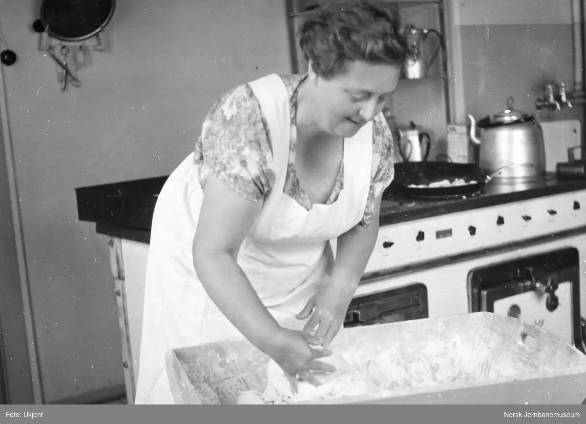 Kokke Gudrun Larsen baker brød i Røvik brakke