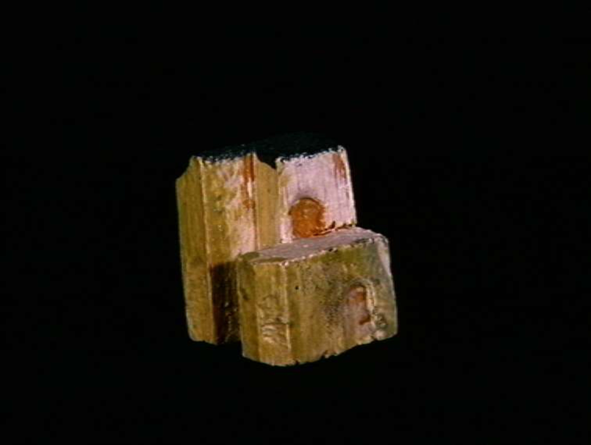 Sett med ca 200 leketøyhus laget av tre i forskjellige former og farger.