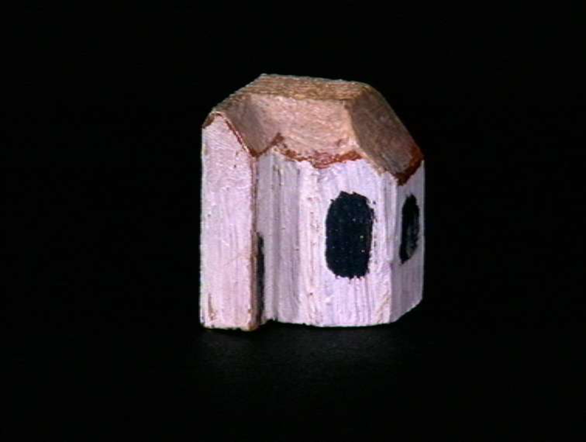 Sett med ca 200 leketøyhus laget av tre i forskjellige former og farger.