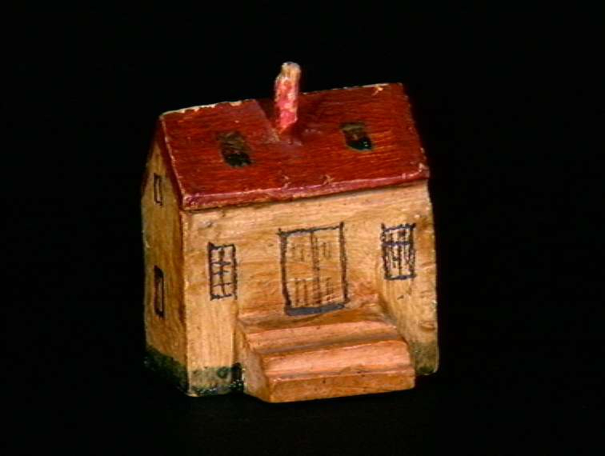 Sett med ca 200 leketøyhus laget av tre i forskjellige former og farger.