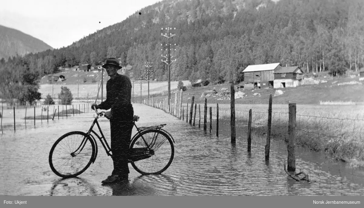 Flommen i 1938 : jernbanelinjen oversvømmet i nærheten av Vinstra