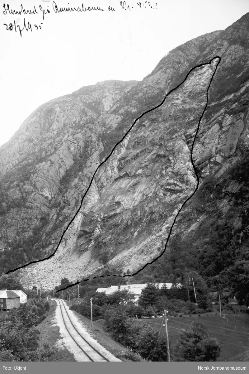 Steinskred på Raumabanen km 453,8 28. juli 1935 : oversiktsbilde med inntegnet rasomfang