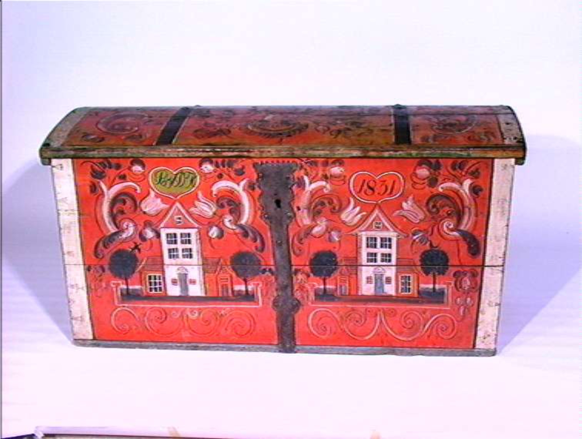 Kiste med buet lokk. Rosemalt lokk og front. På front også malt to hus.