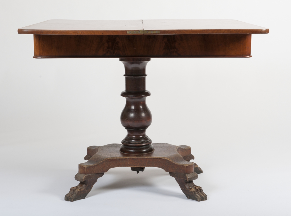 Rektangulært bord med søyle og fire skårete klo- føtter. Bordplaten kan svinges og klaffes.