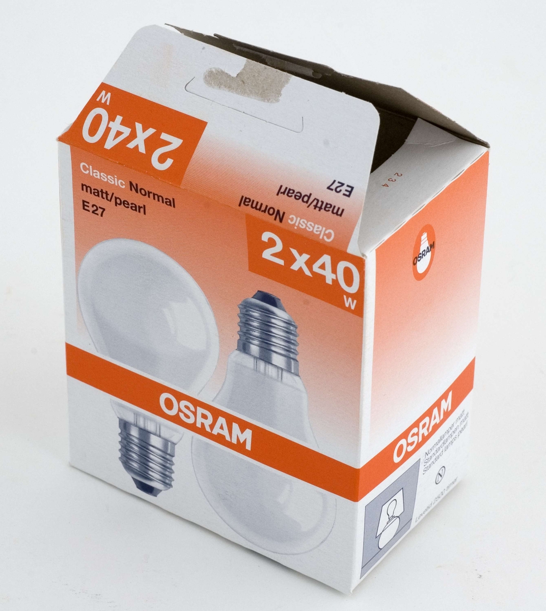 En 40 watt matt lyspære fra Osram ligger i en åpnet forpakning som opprinnelig har inneholdt to lyspærer. 