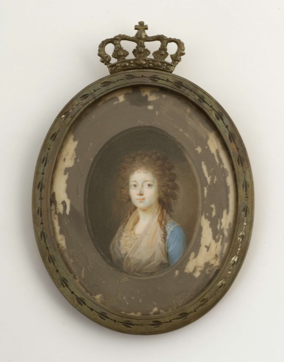 Brystbilde av dronning Marie Sofie Fredrikke med brunt, krøllet hår, blå kjole hvit fichu. Hun var gift med kong Frederik 6 av Danmark-Norge.