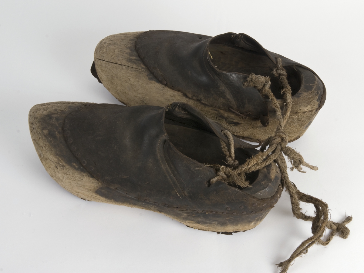 Treskoene med pigger ble brukt utenpå lærstøvlene og var spesialsko til bruk ved skjæring av is.