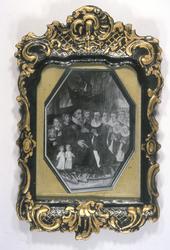 Fotografi i ramme.
Epitafium forestillende presten Kjær med