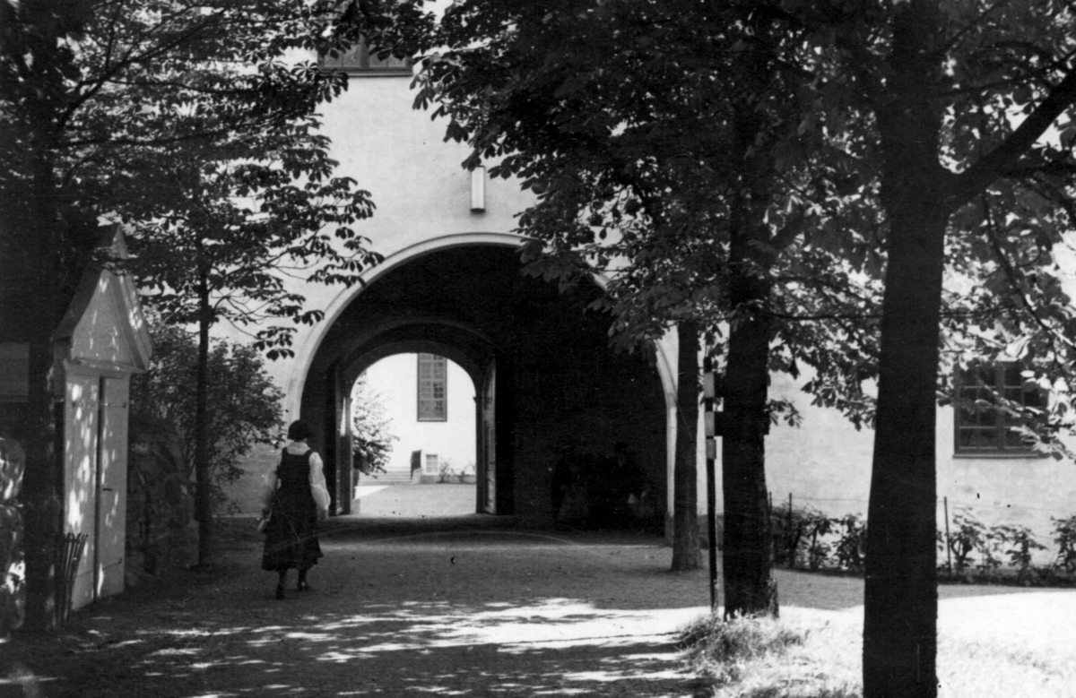 Inngangsport til torget på Norsk Folkemuseum, fotografert før 1916.