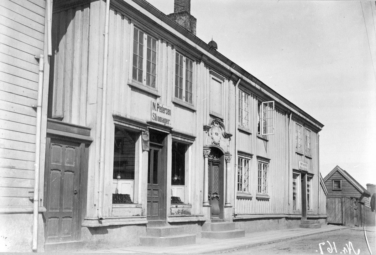 Fasaden til Brodtkorbgården fra 1785 i Kristiansund i Møre og Romsdal, fotografert i 1912. 
Lunds nr.167.
