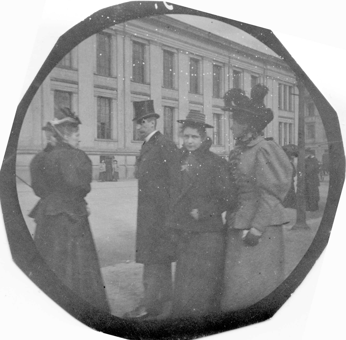 En mann og tre kvinner ved Universitetet, Karl Johans gate, Oslo.