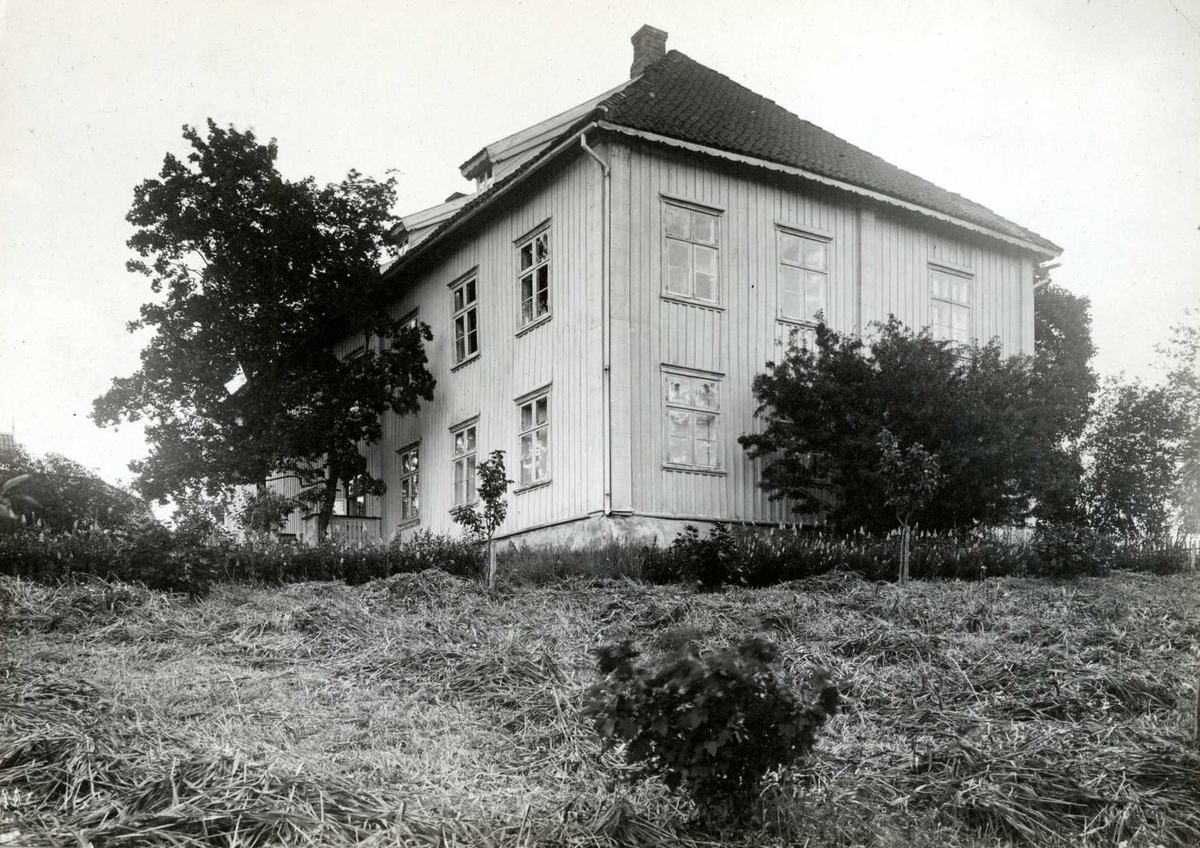 Nordli, Sørum, Nedre Romerike, Akershus. Hovedbygningen sett mot hagen.