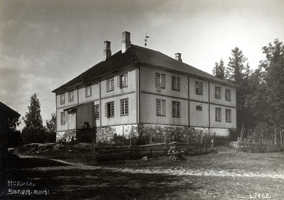 Ø. Vilberg, Sørum, Nedre Romerike, Akershus. Hovedbygningen med inngang og gårdsplass.