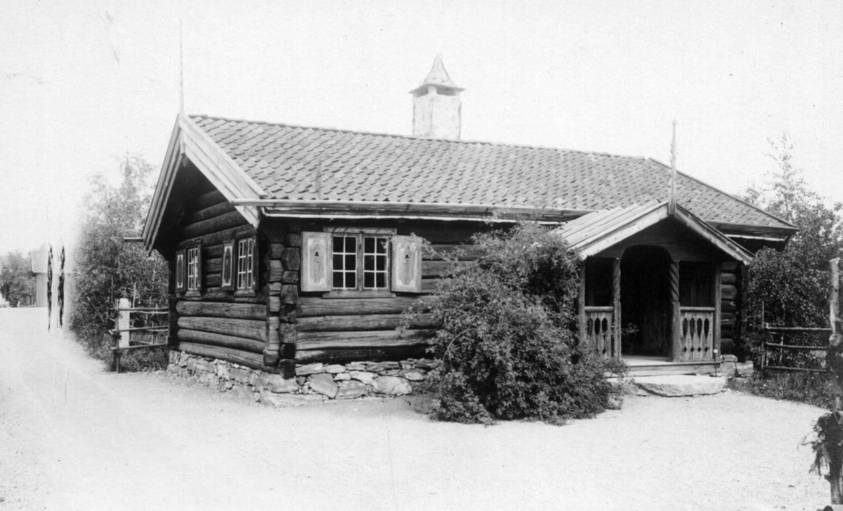 Gulsvikstua fra Flå i Hallingdal. Fotografert på Norsk folkemuseum i 1923 (?)